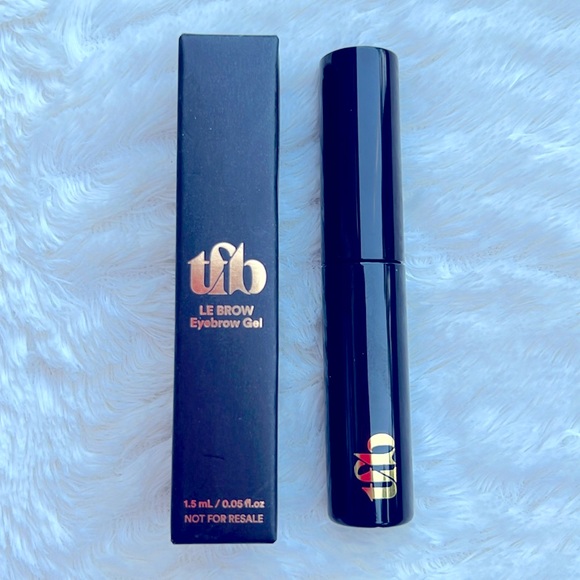 LE BROW Eyebrow Gel is a lightweight, fragrance-free formula. - Picture 1 of 1